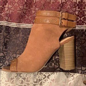 Open toed heel shoes